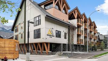 Ein mehrstöckiges Hotel mit modernem architektonischen Design, das ein markantes Logo und den Namen 'Golden Ridge' zeigt.