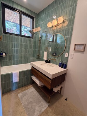 Douche, articles de toilette écologiques, sèche-cheveux