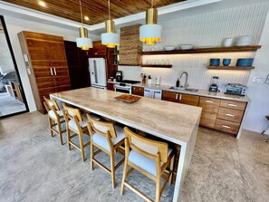 Réfrigérateur, un four, surface de cuisson, lave-vaisselle