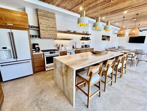 Réfrigérateur, four, plaque de cuisson, lave-vaisselle