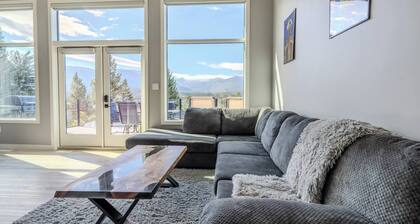 Mountain Crest Retreat | BBQ, Hot Tub, Theatre |