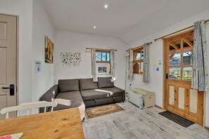 Chalet | Living room - Lodge in Suffolk Countryside With BBQ (Bury St Edmunds)