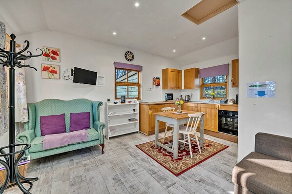 Dining - Lodge in Suffolk Countryside With BBQ (Bury St Edmunds)