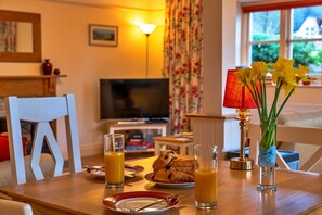 Cottage | Dining