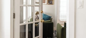 Large 2bd 2ba beautiful home in historical neighborhood center to everything.