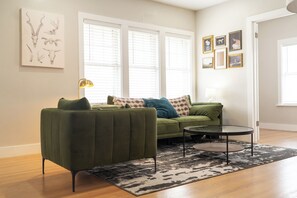 Smart TV, fireplace, printers - Large 2bd 2ba beautiful home in historical neighborhood center to everything. (Oklahoma City)