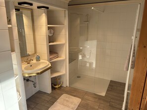 Een douche, een haardroger, handdoeken, zeep