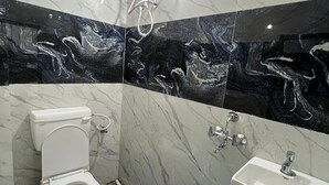 Un bagno con il water, un lavandino e una doccia.