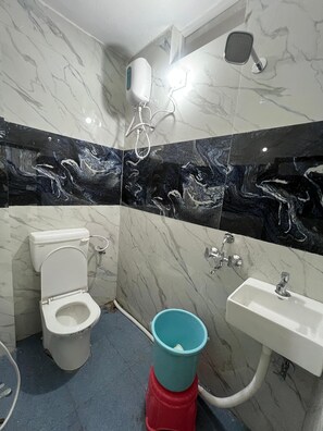 Een douche, gratis toiletartikelen, handdoeken, zeep