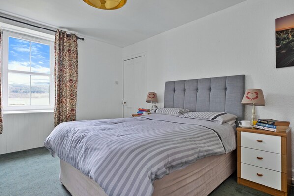 Cottage | 3 bedrooms - Cottage by Loch With Stunning Views (Lochgilphead)