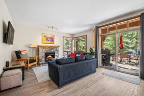 Televisie en een open haard