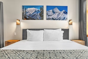 2 bedrooms, desk, travel cot, free WiFi - Riverbend Retreat | Hot Tub | Pools | Pets | Creek (Panorama)