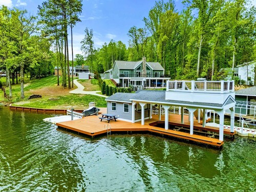 8BR Lakefront Retreat, Pool, Boat Dock, Hot Tub