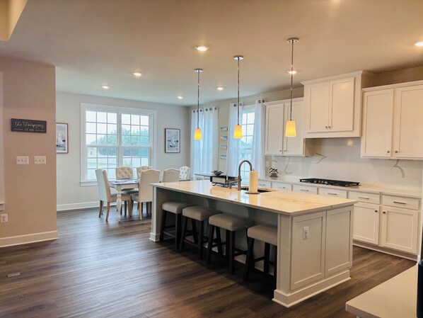 Dining - Modern 3-bedroom house with fitness room, pool and WiFi on Rehoboth Bay (Rehoboth Beach)