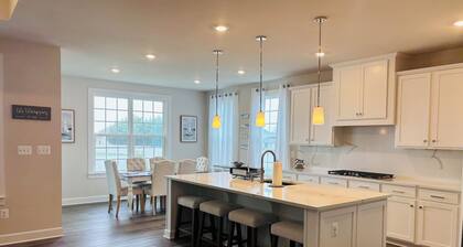 Modern 3-bedroom house with fitness room, pool and WiFi on Rehoboth Bay