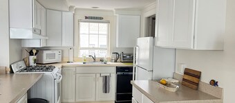 Charming Waterfront 1 bedroom apartment in wonderful E. Gloucester with WiFi, AC