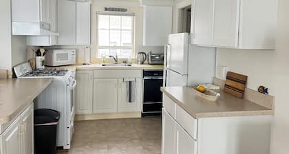 Charming Waterfront 1 bedroom apartment in wonderful E. Gloucester with WiFi, AC