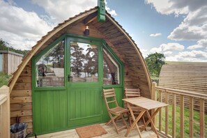 Outdoor dining - Cabin by the Lake Near Historic Bristol Lodge (Hexham)