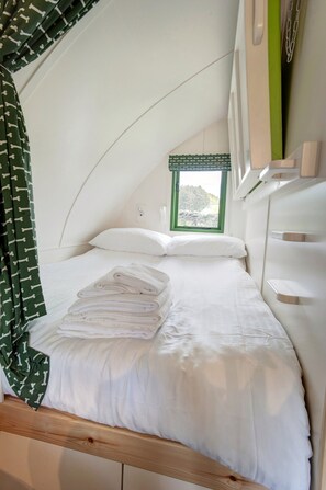Chalet | 1 bedroom - Cabin by the Lake Near Historic Bristol Lodge (Hexham)