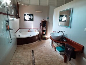 Shower, jetted tub, hair dryer, towels - Family villa with pool + adjoining lodge & tropical garden - Saint-François, (Saint-François)