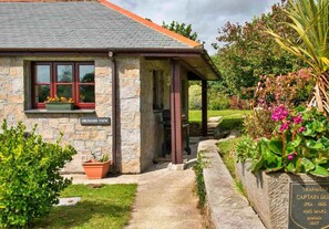 Exterior - Bungalow in Cornwall With Orchard Views (Hayle)
