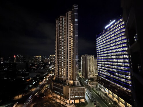 Cozy, Modern & Newly Renovated/ Interiored 2BR+, 2.5 BA w/ Parking at Uptown BGC