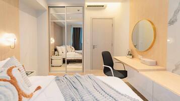 3 bedrooms, desk, iron/ironing board, travel crib