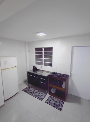 Geladeira, cooktop, talheres/pratos/utensílios de cozinha