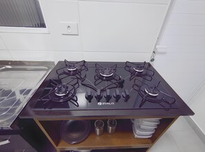 Réfrigérateur, surface de cuisson, vaisselle et ustensiles
