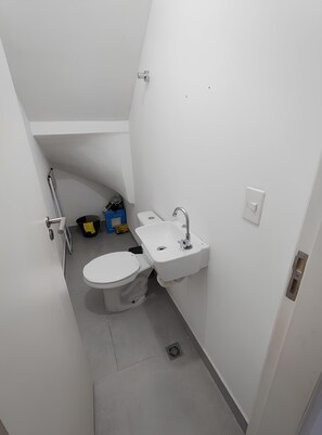 淋浴設備、廁紙