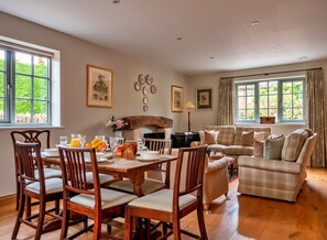 Dining - Cottage in Cotswolds With Private Pool Access (Chipping Norton)