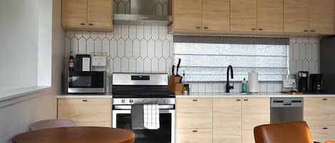 Réfrigérateur, four à micro-ondes, un four, surface de cuisson