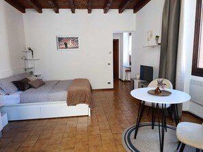 1 bedroom, iron/ironing board, WiFi, bed sheets - Open Space Apartment vicino al centro di Como al secondo piano (Lombardei)
