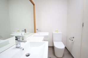 Hair dryer, towels - Cheltenham Southland Family Retreat Entire 3BR, Southland Family Retreat Entire 3BR 2.5 Bath modern (Cheltenham)