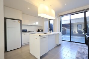 Jääkaappi, mikroaaltouuni, uuni, liesi