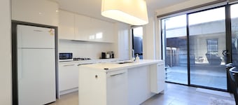 Cheltenham Southland Family Retreat Entire 3BR, Southland Family Retreat Entire 3BR 2.5 Bath modern