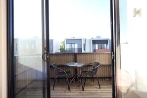 Outdoor dining - Cheltenham Southland Family Retreat Entire 3BR, Southland Family Retreat Entire 3BR 2.5 Bath modern (Cheltenham)