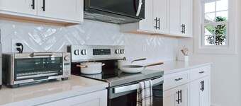 Charming 2-bedroom townhome with WiFi and AC in Auburn
