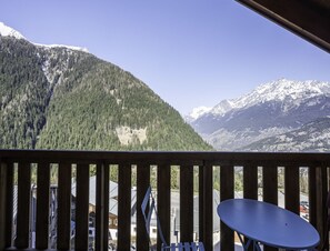Apartment | Balcony - Apartment in Modane Near Ski Slopes (Modane)