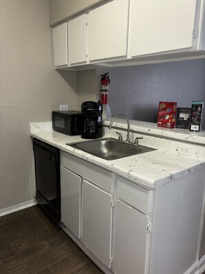 Microwave, oven, stovetop, dishwasher - Fun 1-bedroom apartment with WiFi, lake in fabulous Houston (Houston)