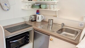 Chalet | Private kitchen - Mobility-friendly Cabin in Hexham (Hexham)