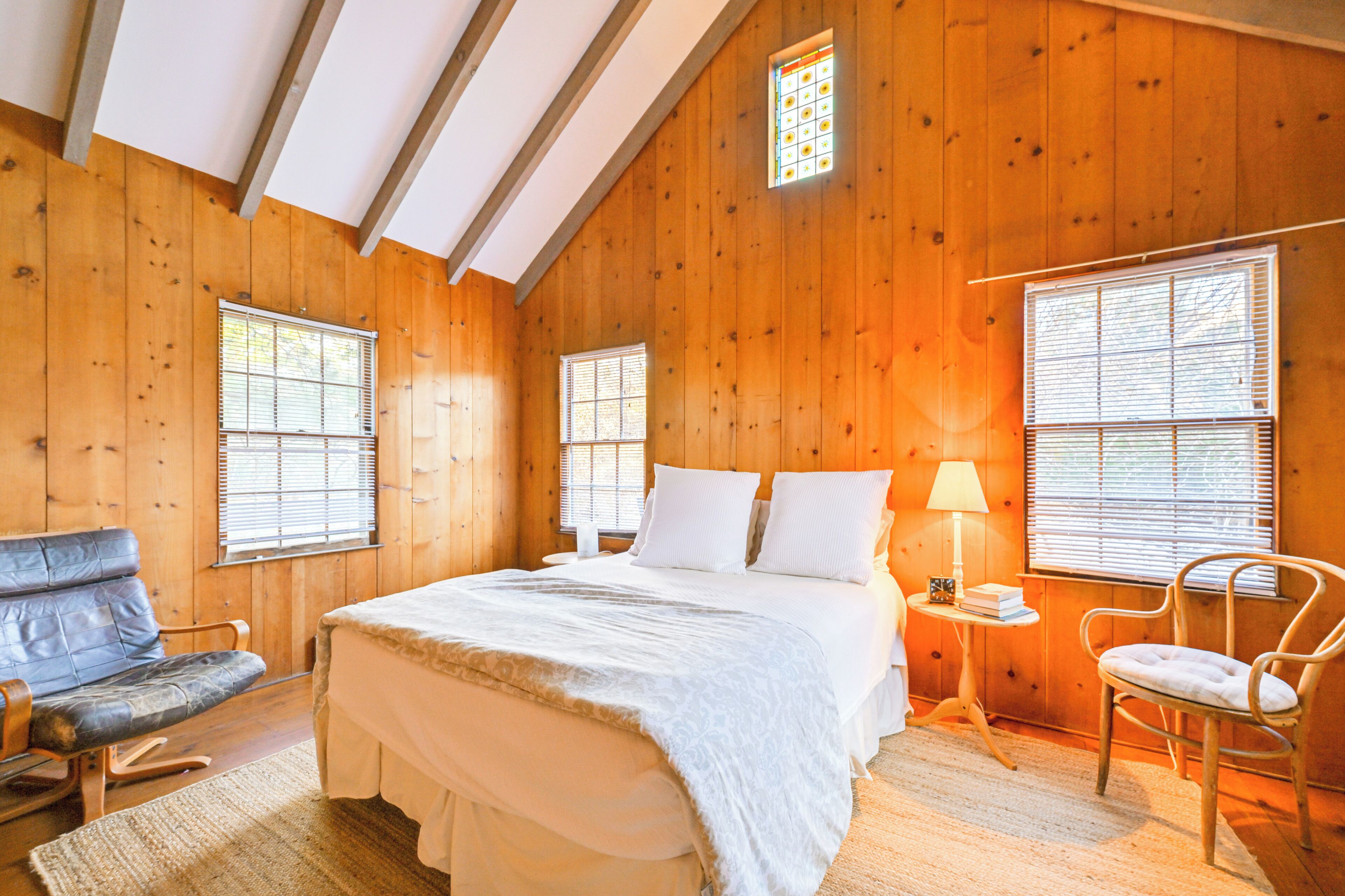 4 bedrooms, desk, iron/ironing board, internet
