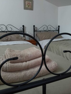 2 bedrooms, travel cot, free WiFi, bed sheets