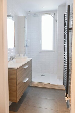 Apartamento | Banheiro | Toalhas de banho, shampoo