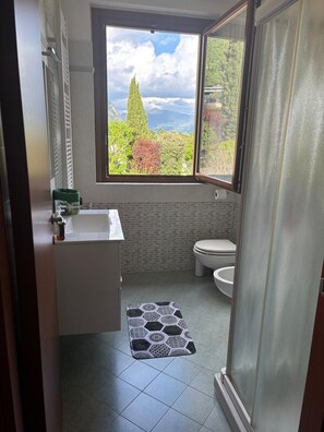 Dusche, Haartrockner, Bidet, Handtücher