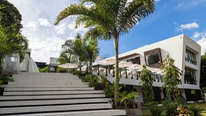 A modern building with a staircase leading to a terrace area. - Casa Noral Hotel (Copacabana)