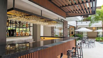 Bar en bord de piscine