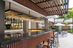 Bar junto a la piscina