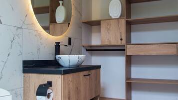 Deluxe-Doppelzimmer | Badezimmer | Dusche, Handtücher, Seife, Shampoo