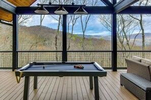 Games room - 'Black Chalet' Mtn-View Home w/ Deck in Glenville! (Glenville)